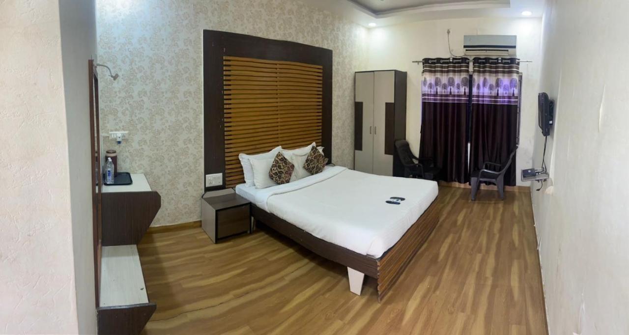 Hotel Arristo And Club Ahmedabad