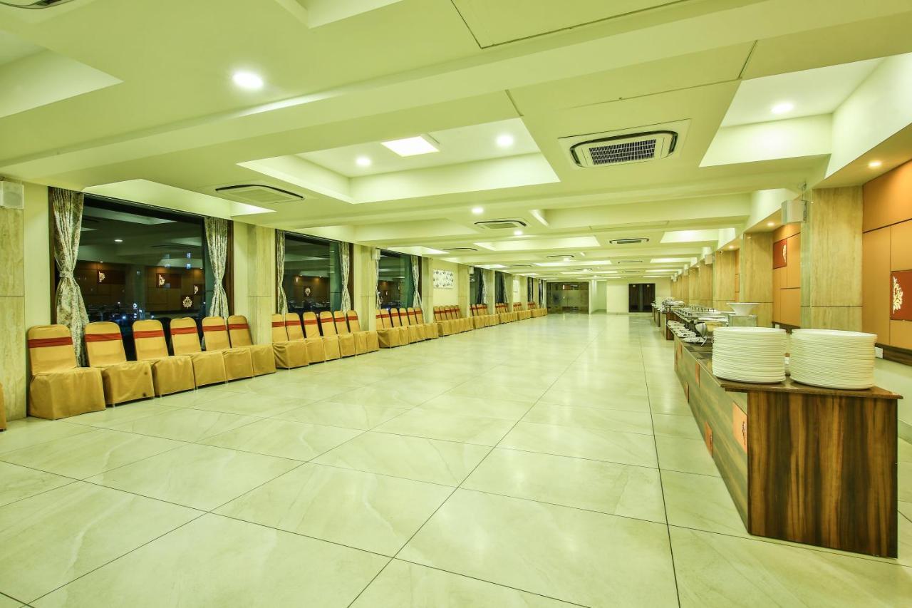 Fabhotel Flora Vastral Hotel 3*