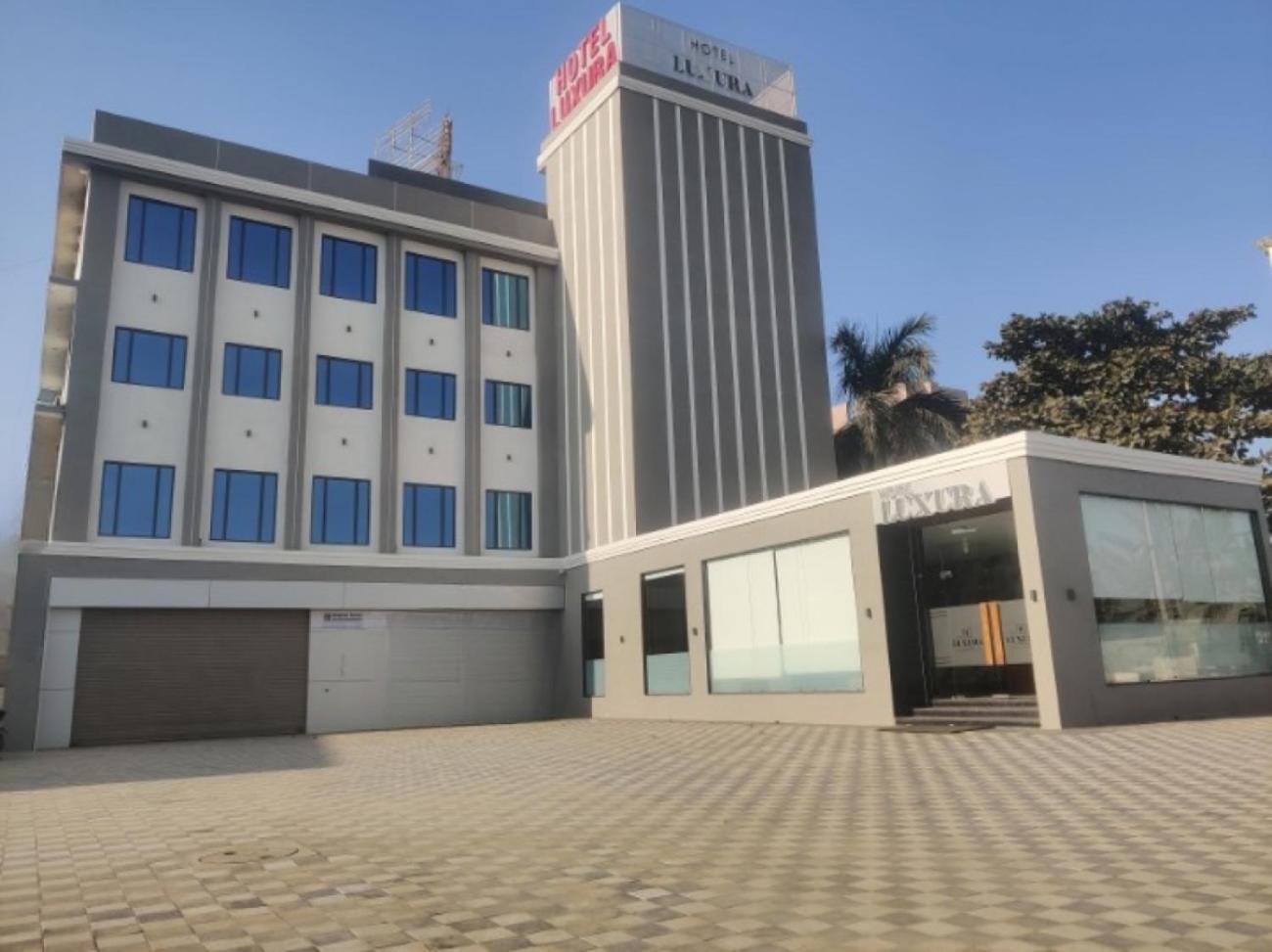 Luxura, Hotel