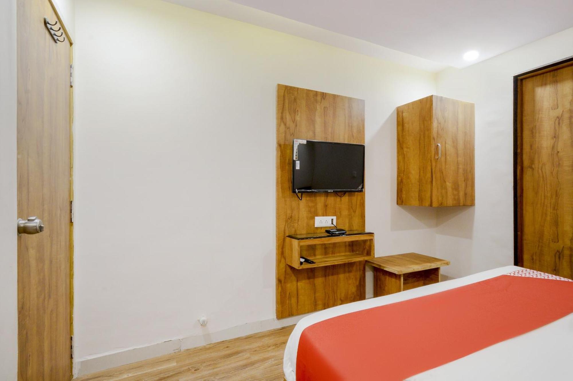 Super Oyo Safari Hotel 3*