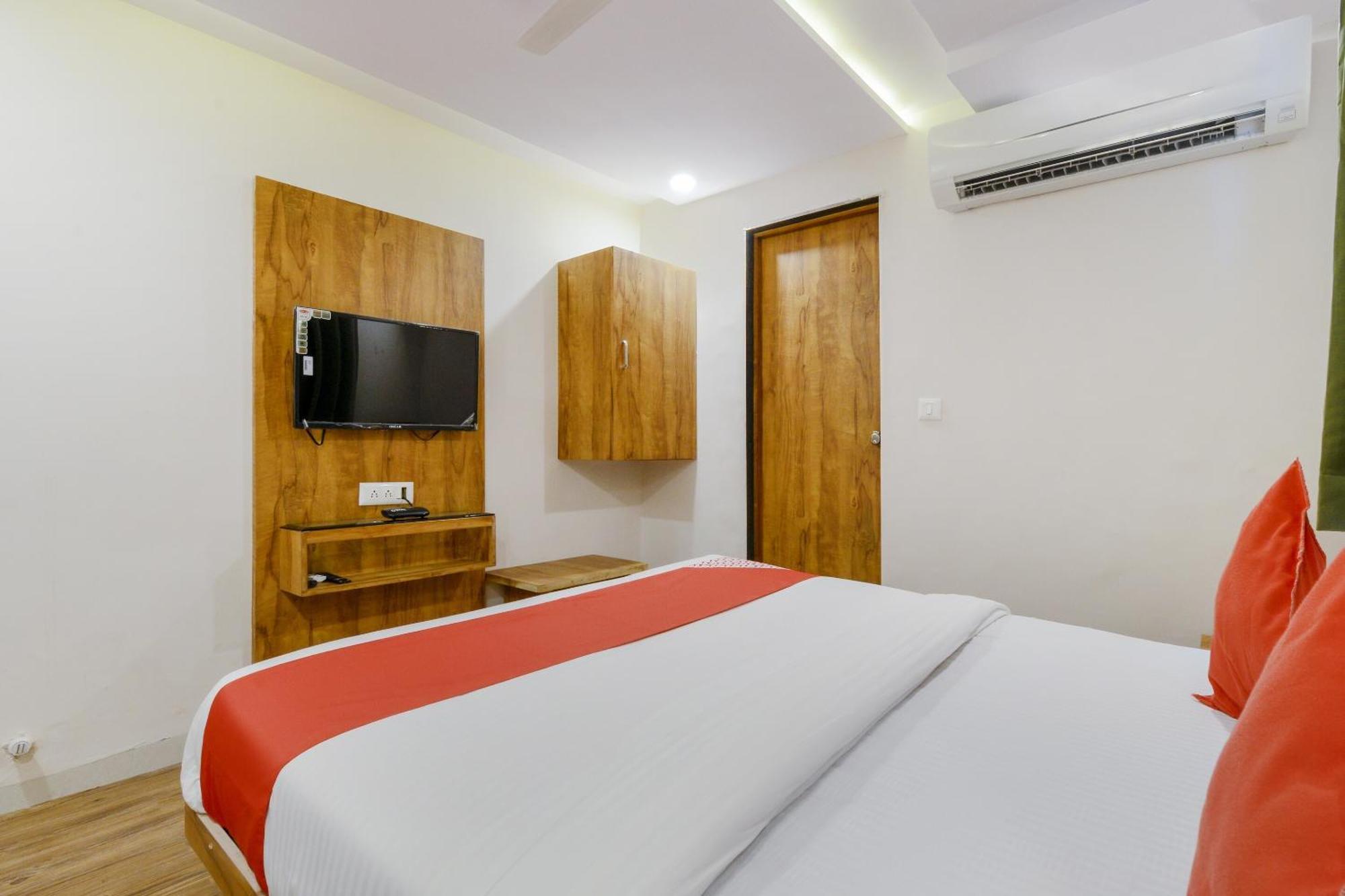 Hotel Super Oyo Safari