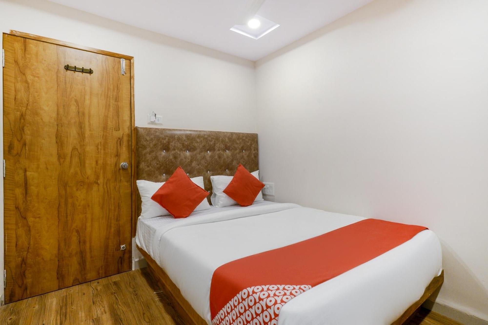 Super Oyo Safari Hotel