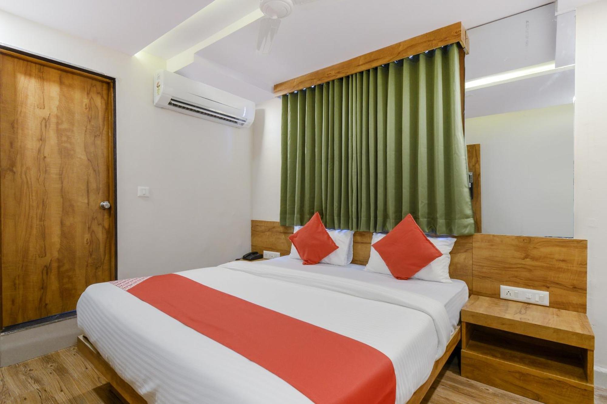Super Oyo Safari Hotel