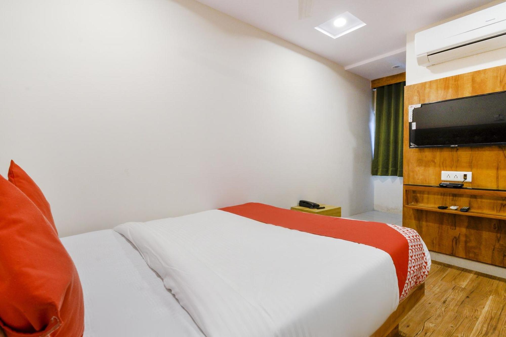 Super Oyo Safari Hotel 3*