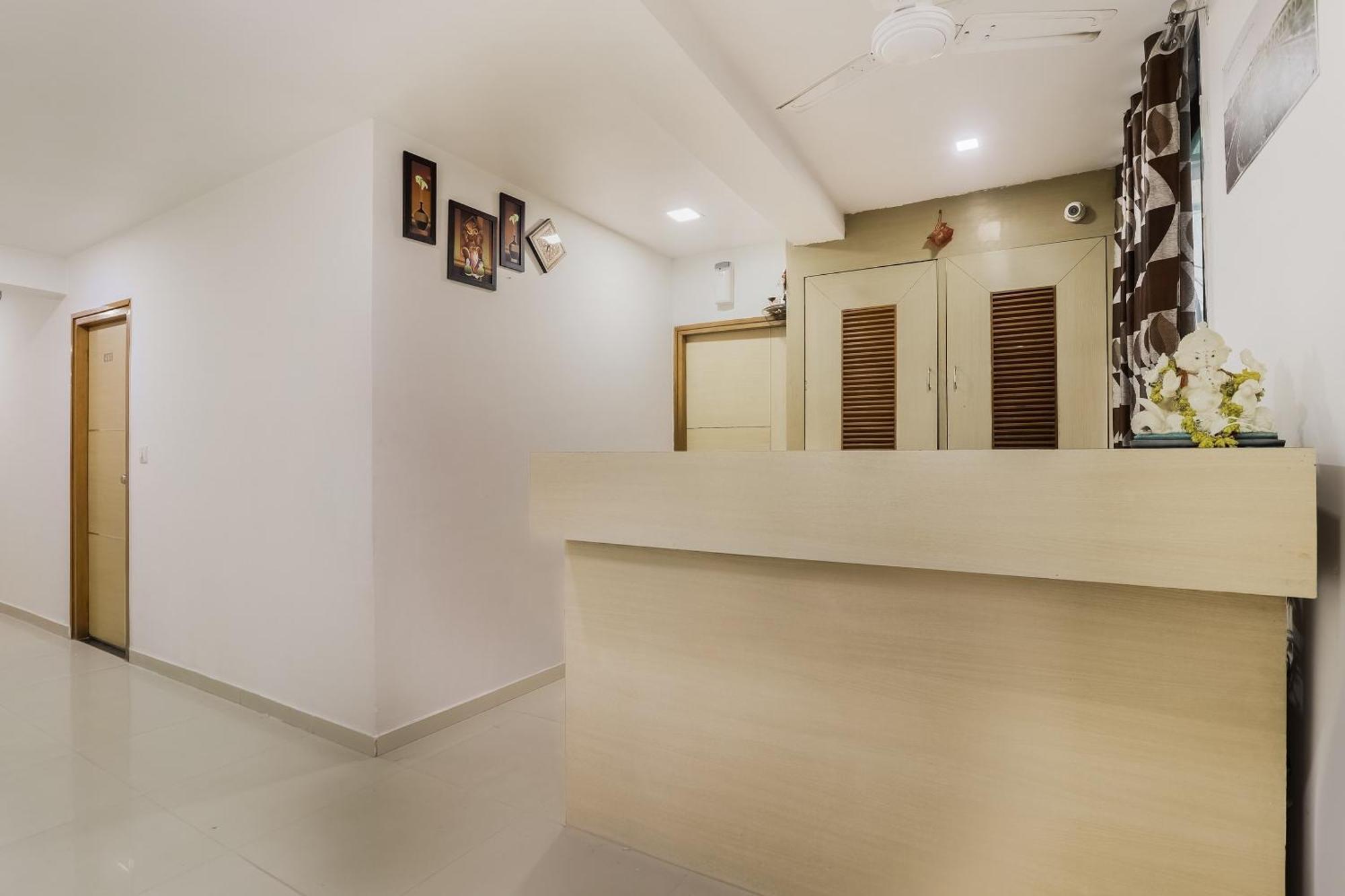 Oyo D Veeray Hotel Ahmedabad