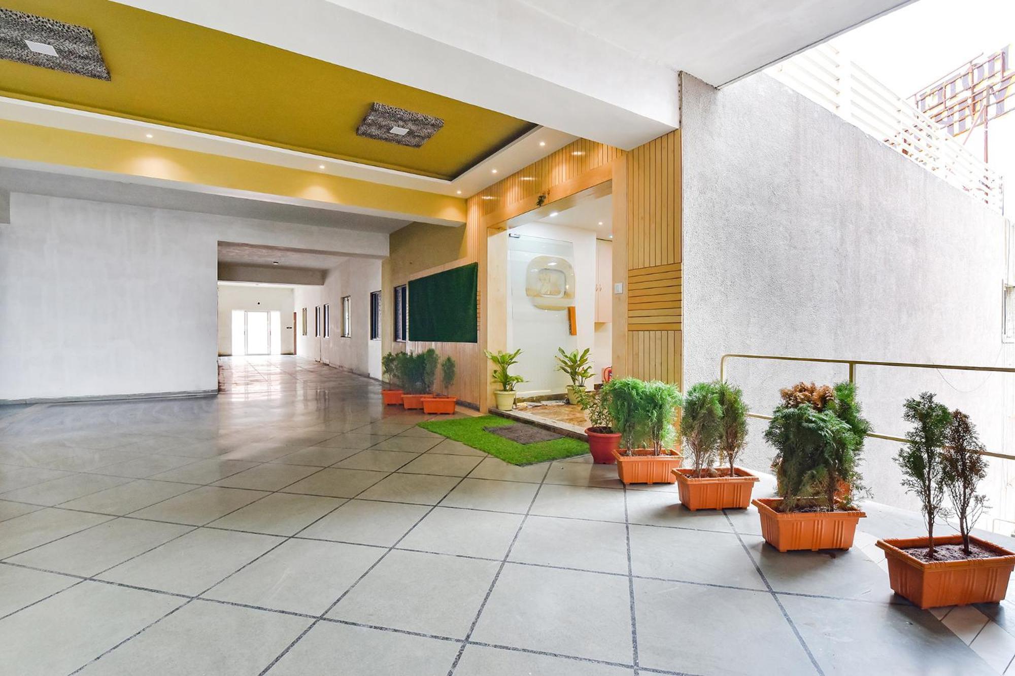 Hotel Fabhotel Symphony Grand