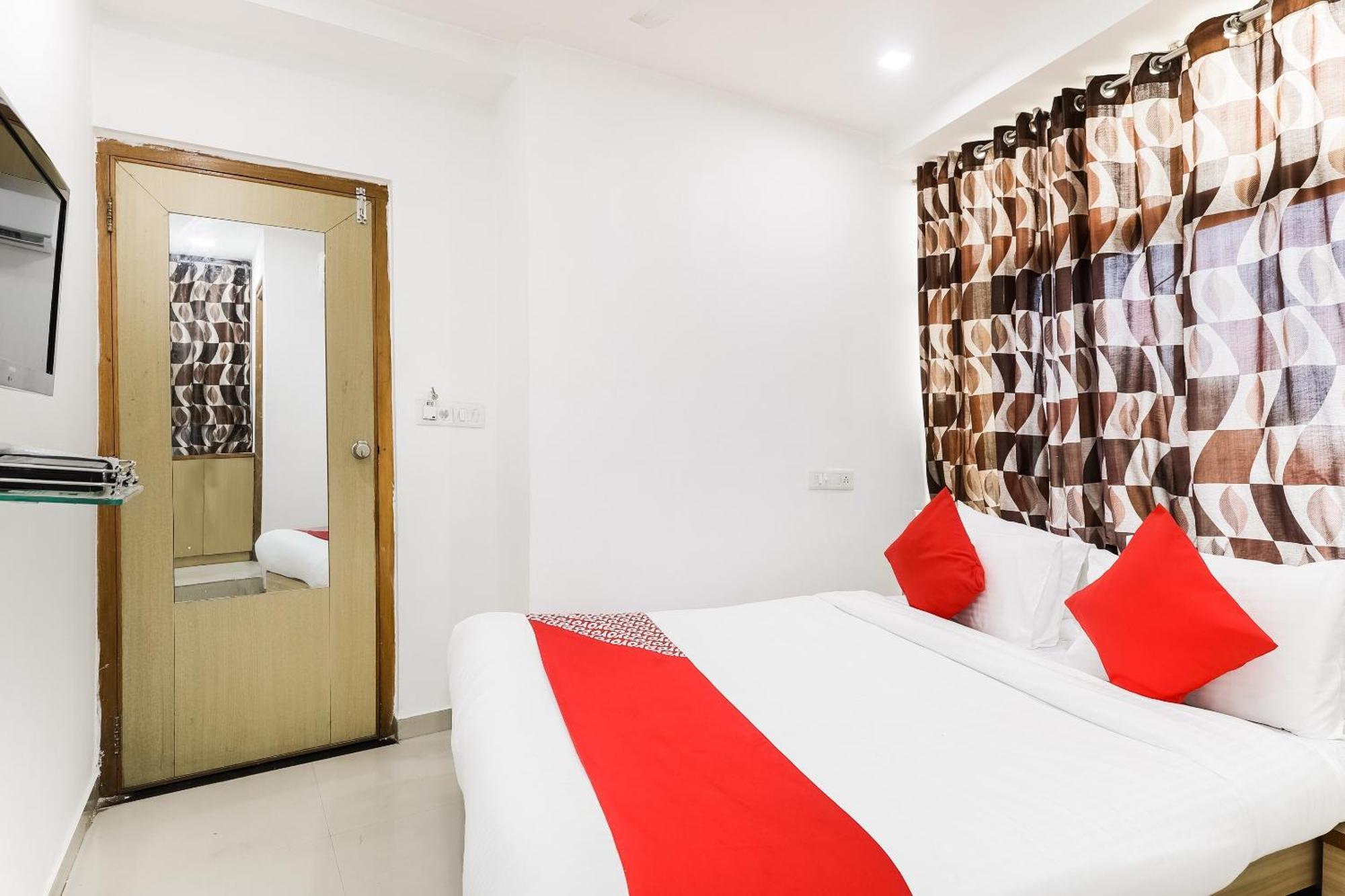 Oyo D Veeray Hotel