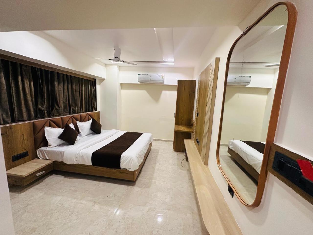 Hotel Royal Ican Sindhubhavan Road 2*