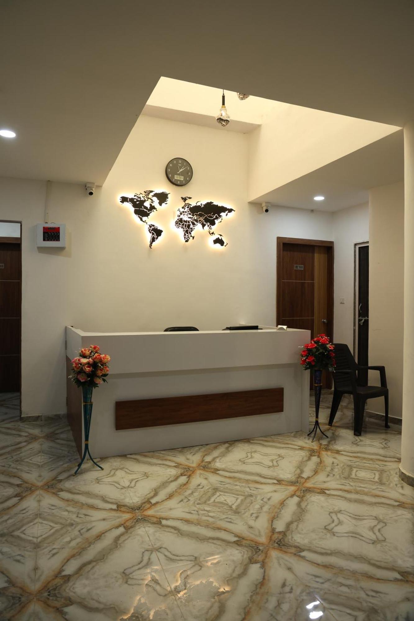 Aaram Kalupur Hotel *