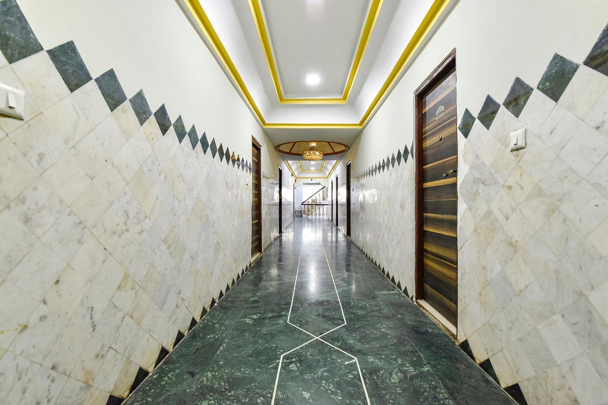 Fabhotel Crystal Ii - Paldi Char Rasta Hotel