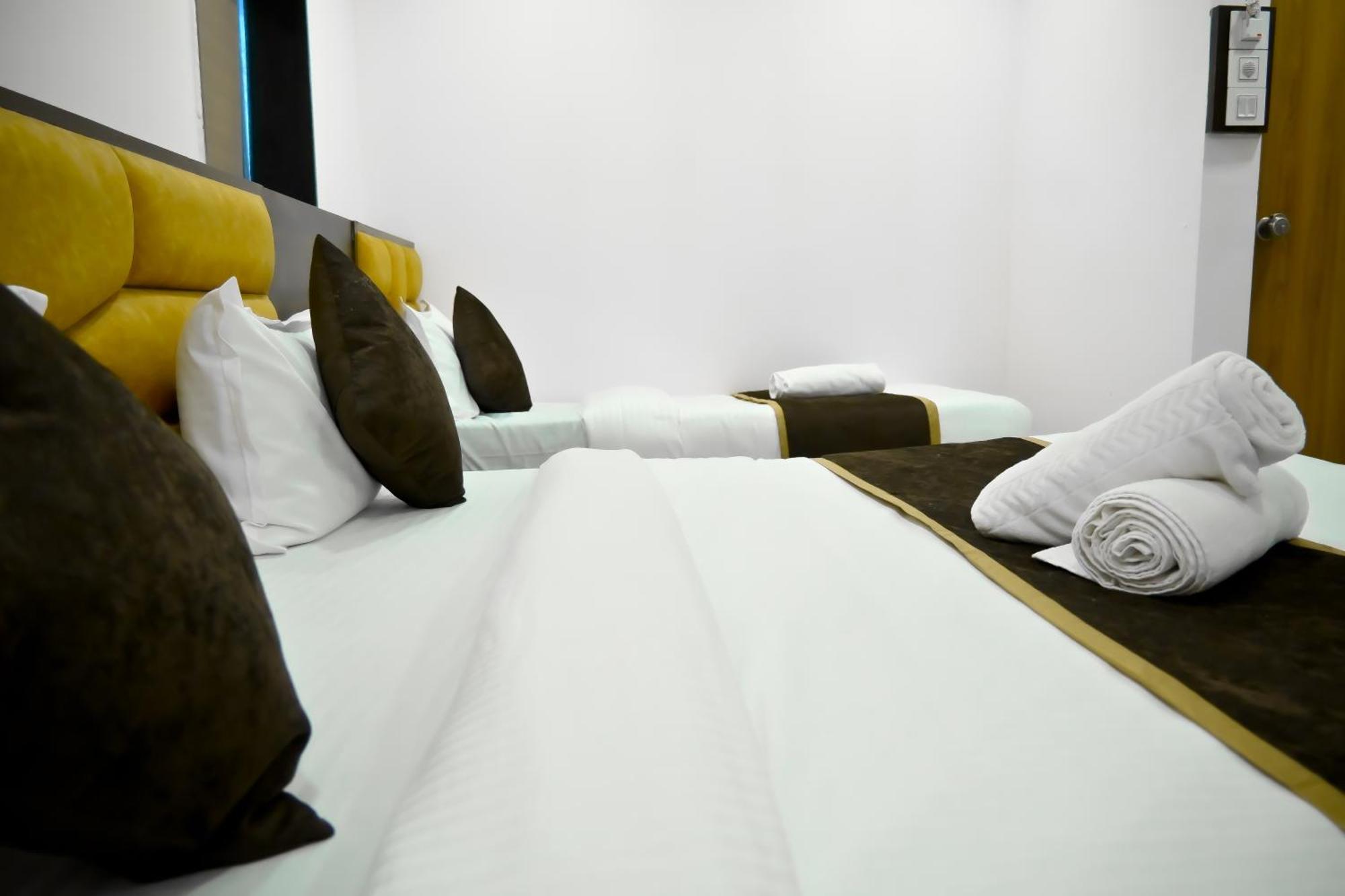 Hotel Royal Ican Sindhubhavan Road 2*