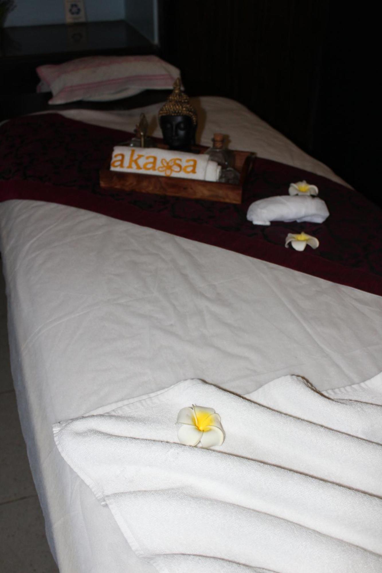 Pride Plaza Hotel, Hotel