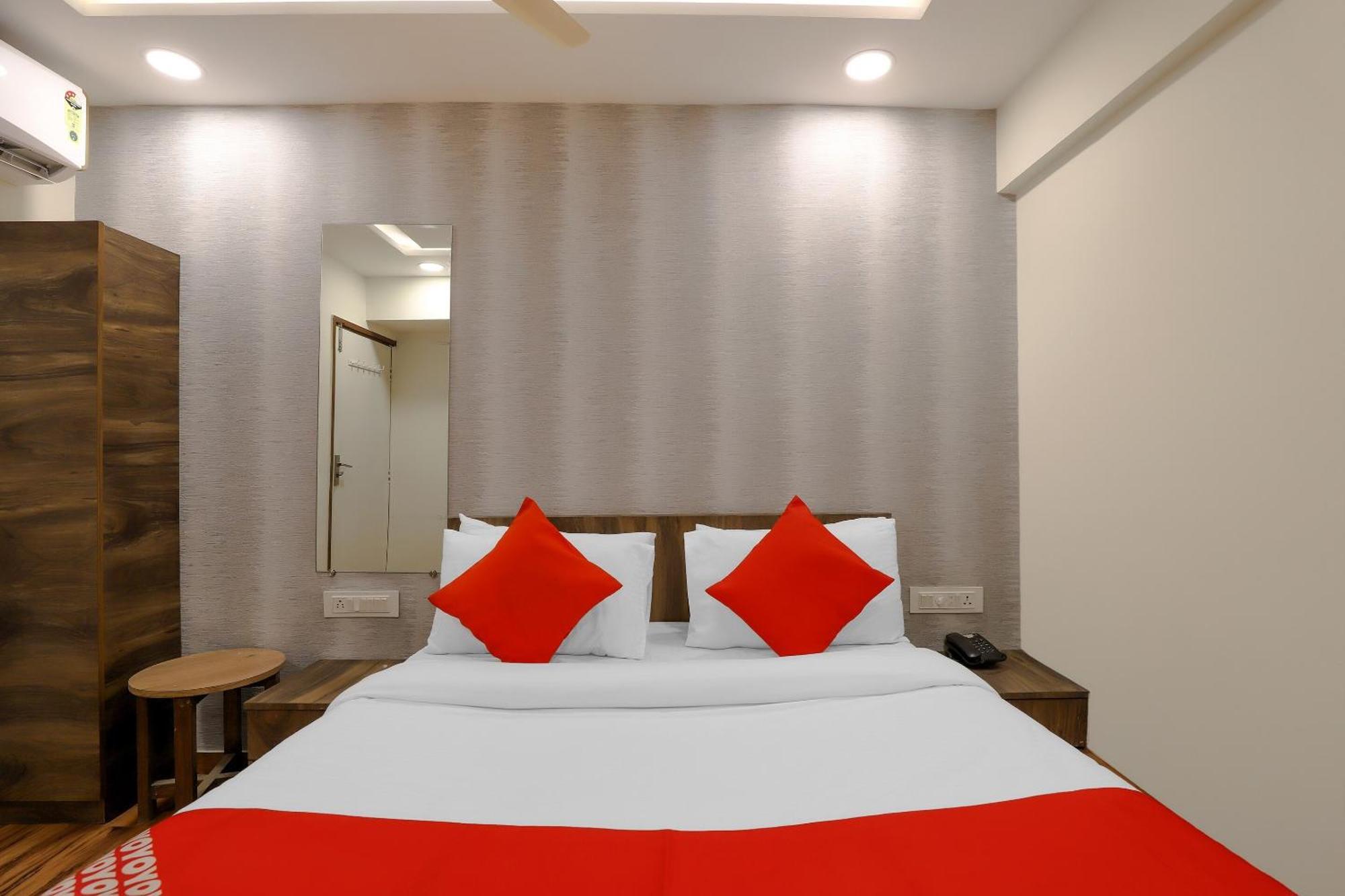 Oyo Shree Niwas Hotel Ahmedabad