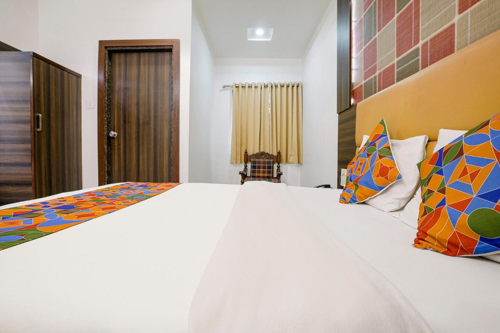Hotel Fabhotel Ratna Palace