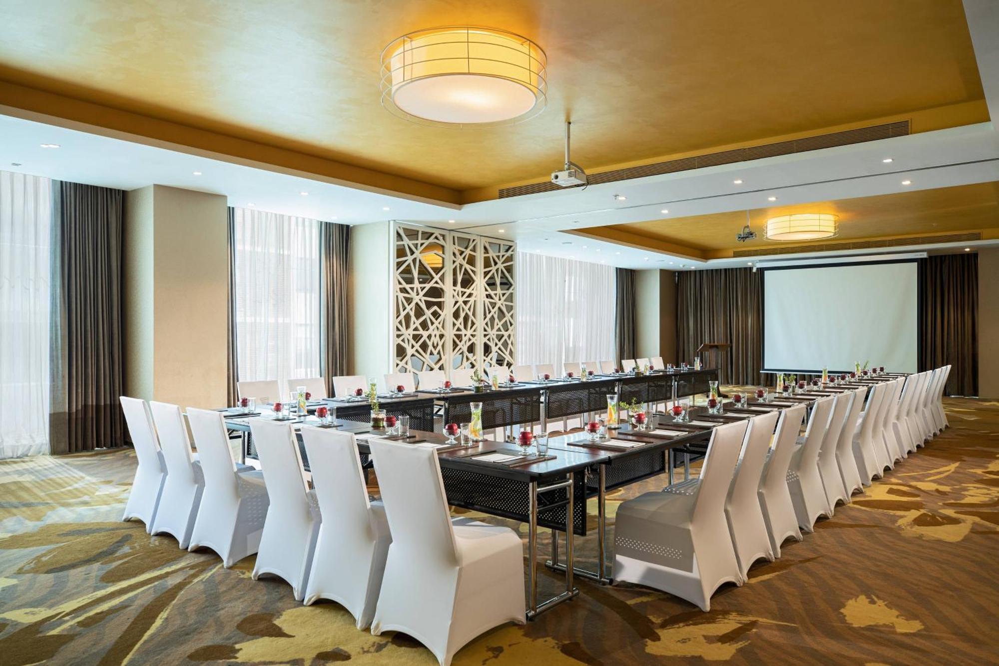 Renaissance Hotel 5*