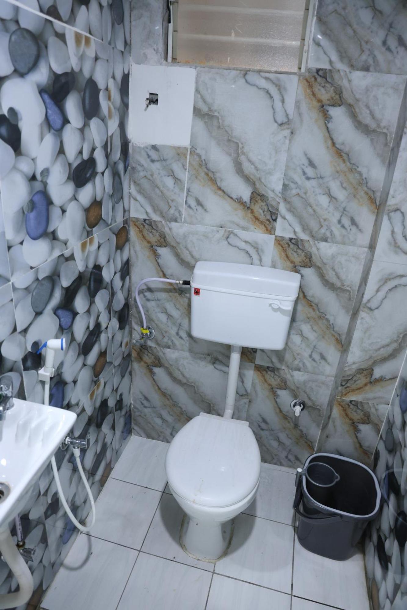 Aaram Kalupur Hotel *