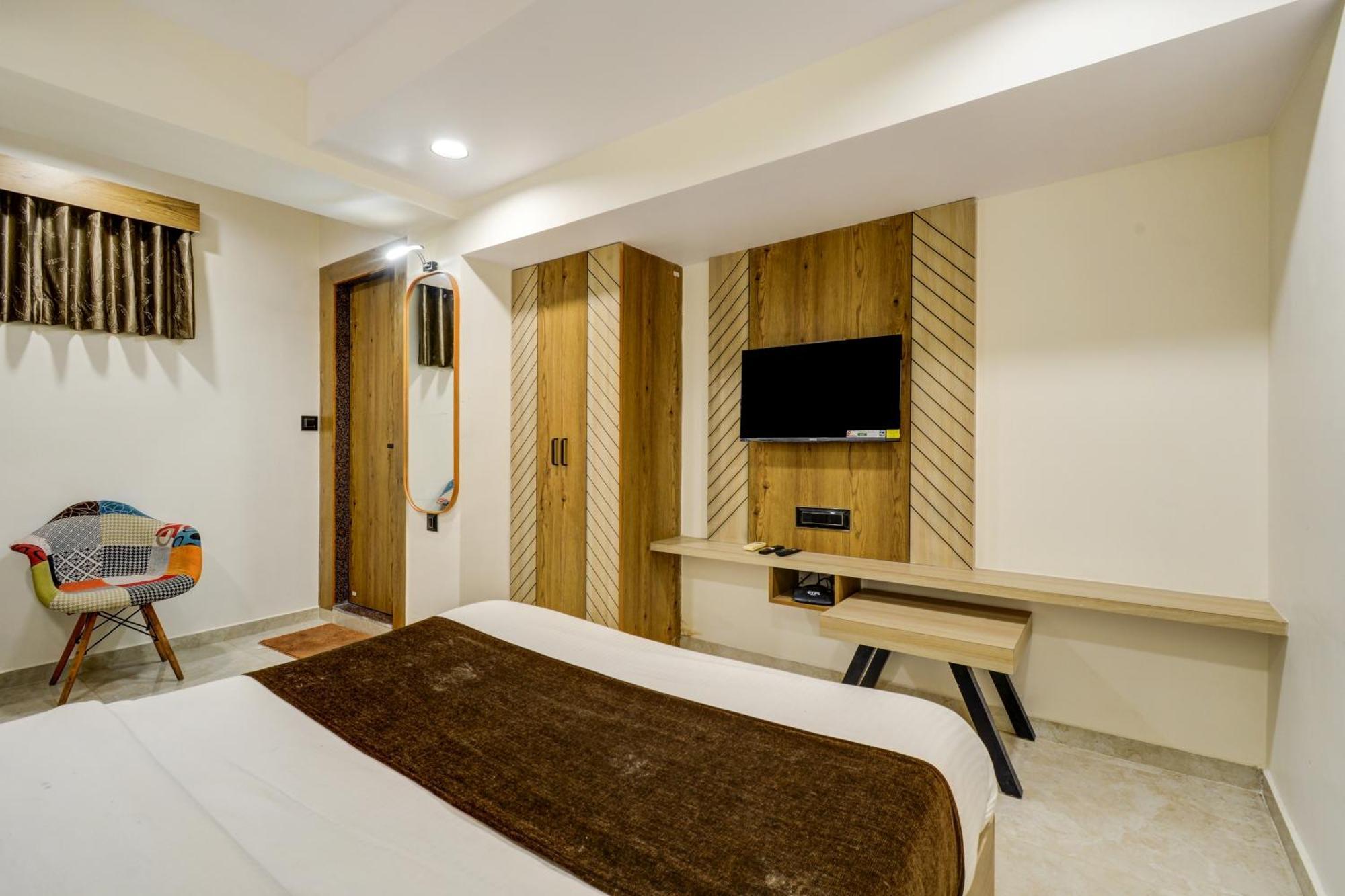 Hotel Royal Ican Sindhubhavan Road 2*
