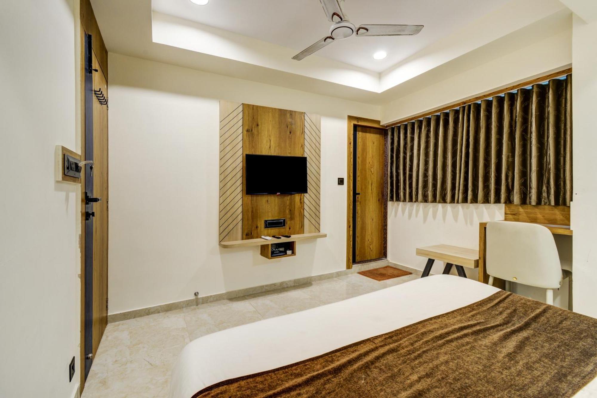 Royal Ican Sindhubhavan Road Hotel