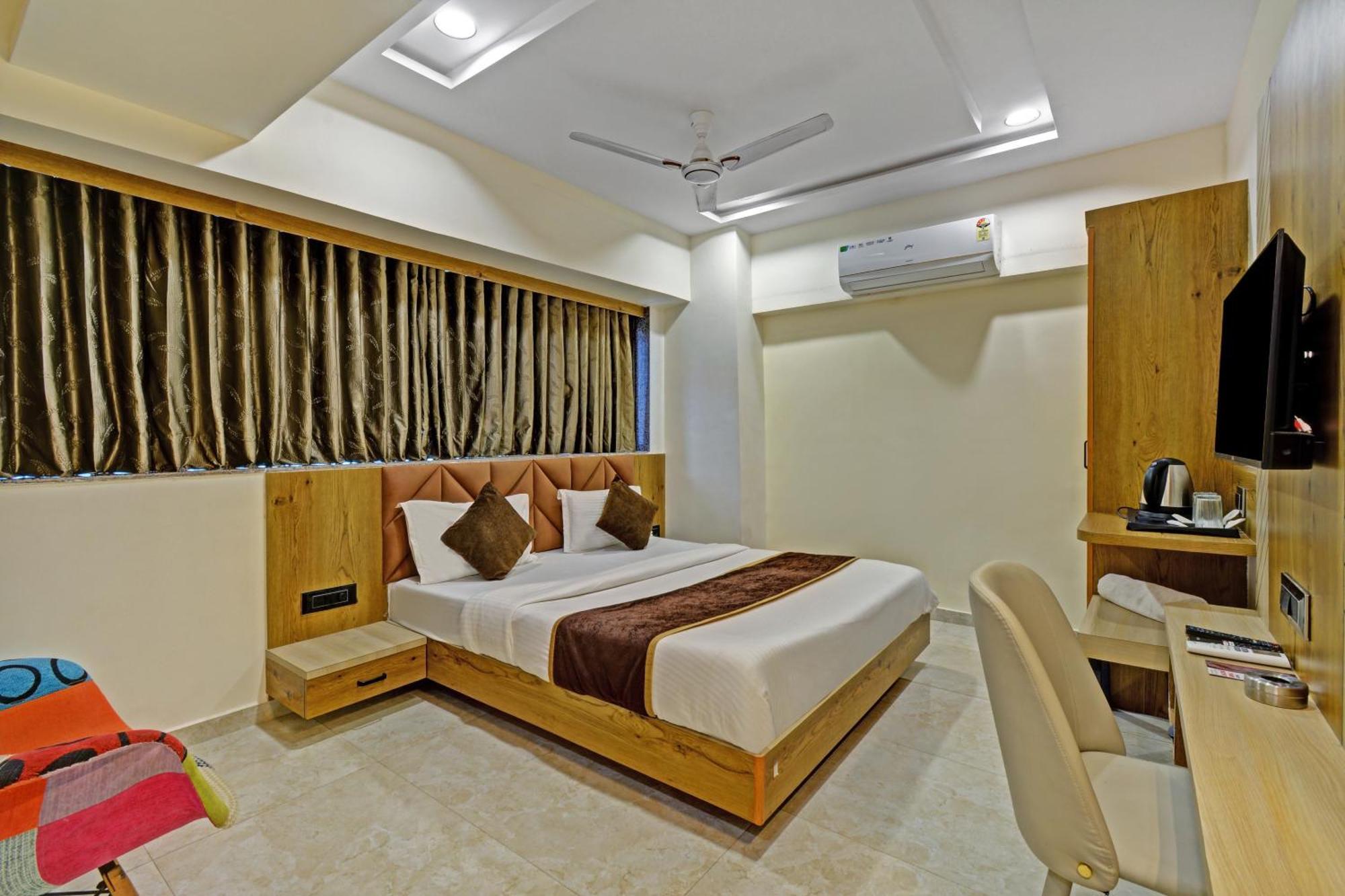 Hotel Royal Ican Sindhubhavan Road 2*