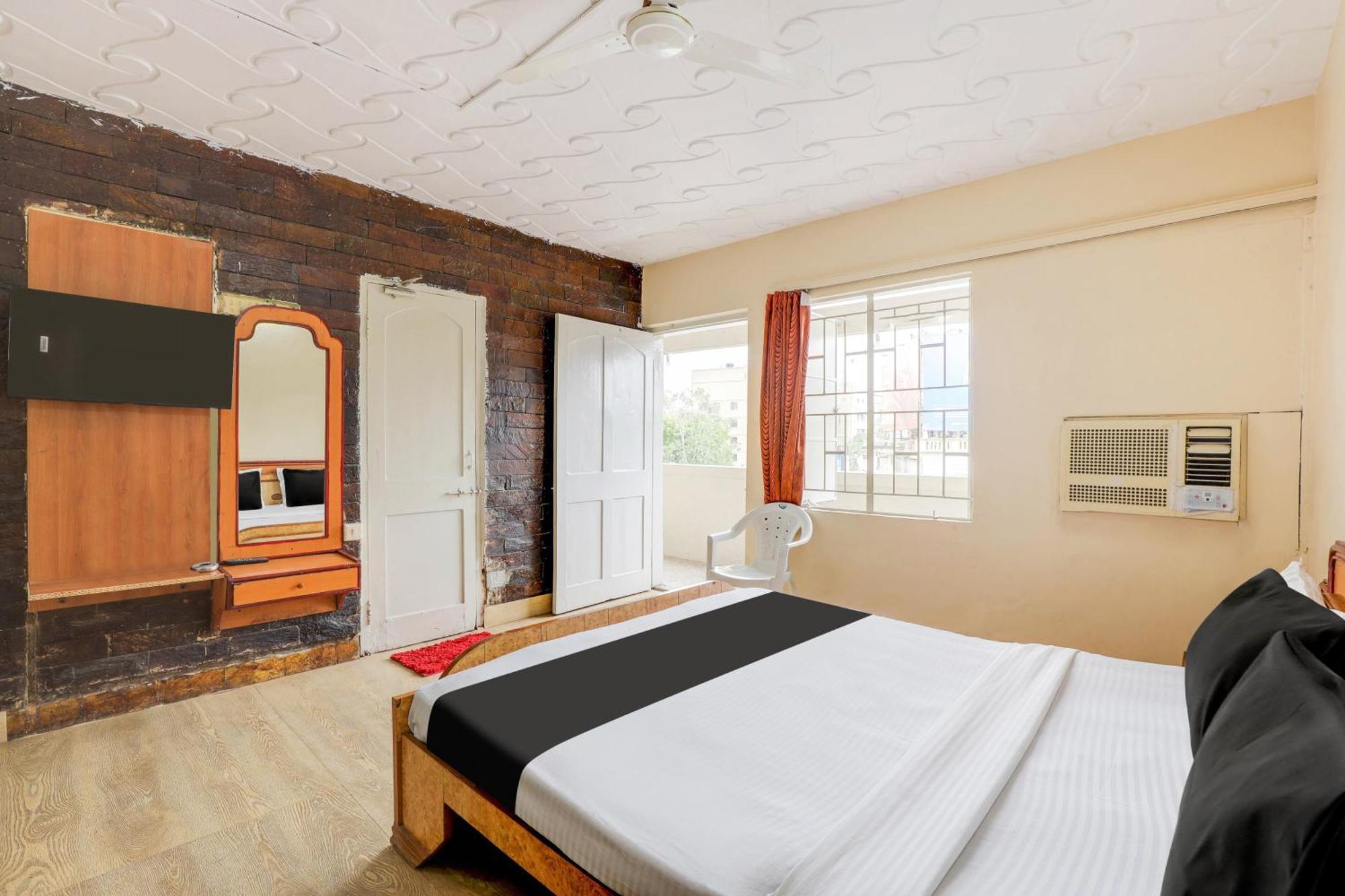 Hotel O Ellis