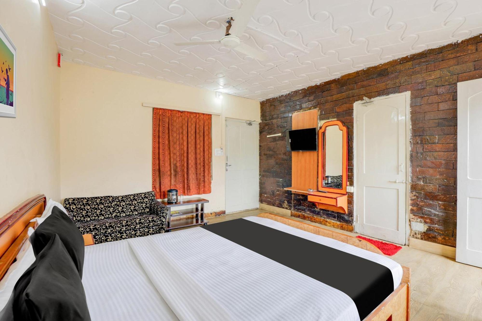 Hotel O Ellis