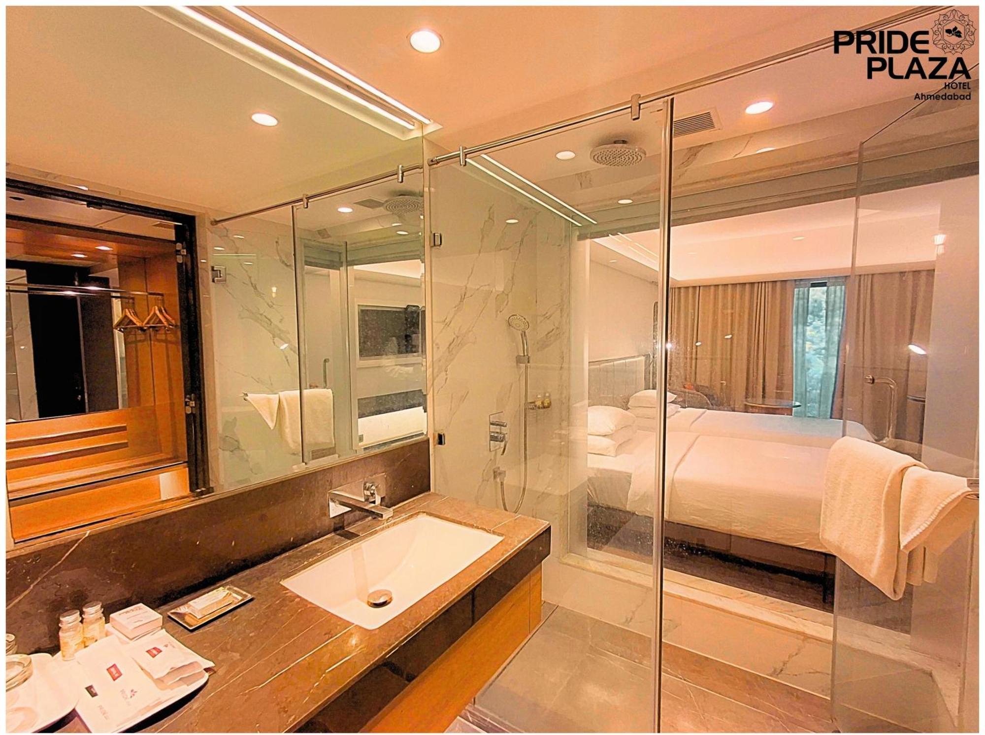 Hotel Pride Plaza Hotel, Ahmedabad