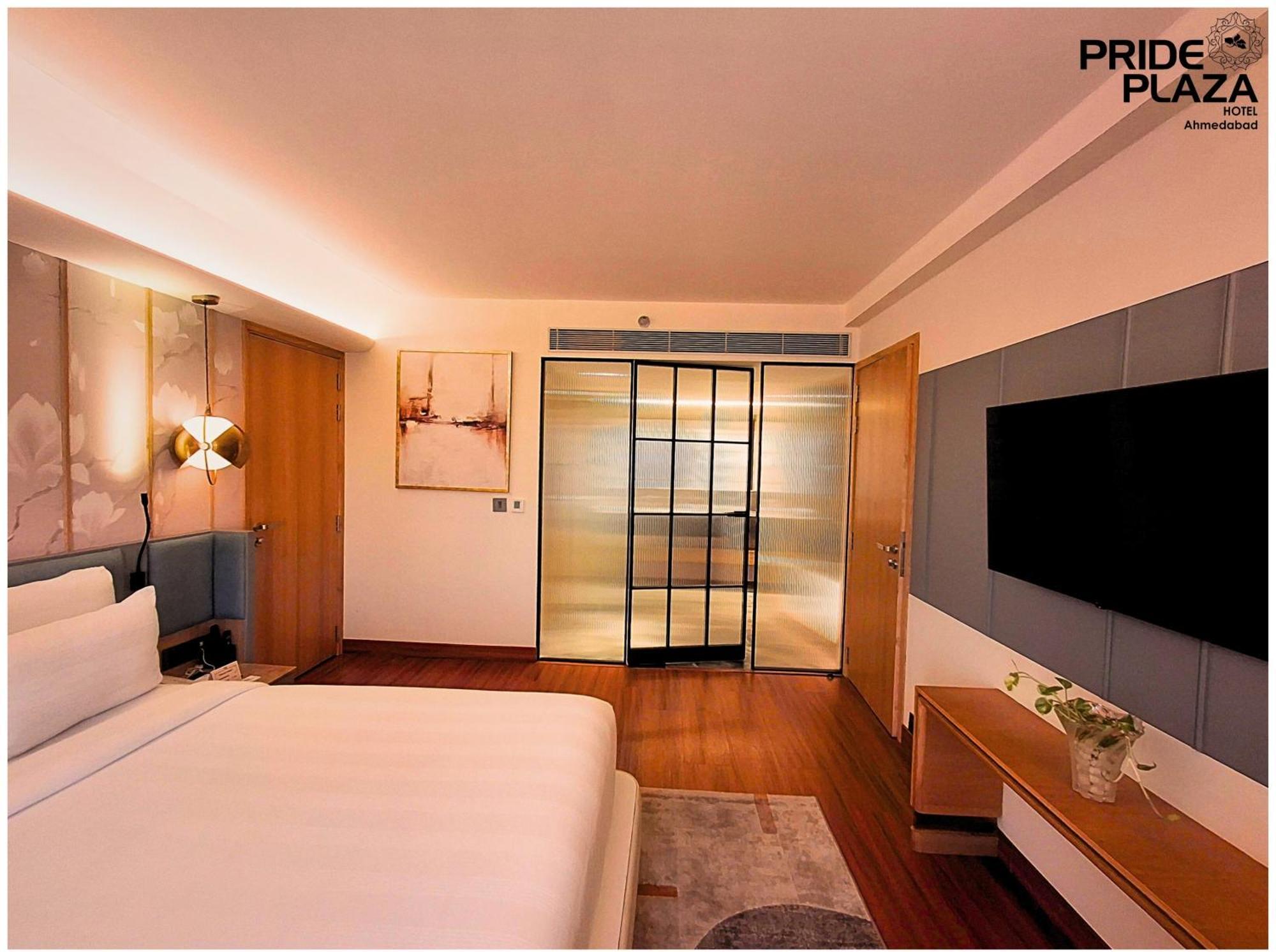 Hotel Pride Plaza Hotel, Ahmedabad
