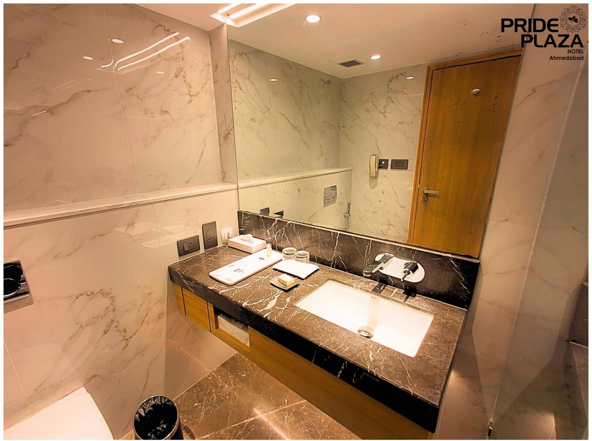 Pride Plaza Hotel, 5* Ahmedabad