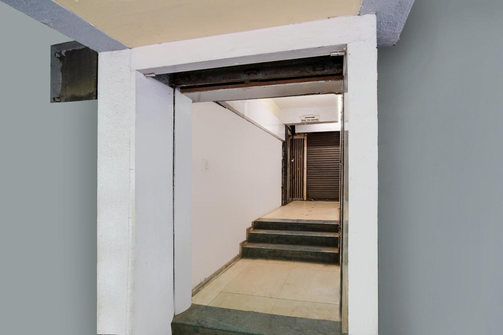 Hotel O Crystal Ahmedabad