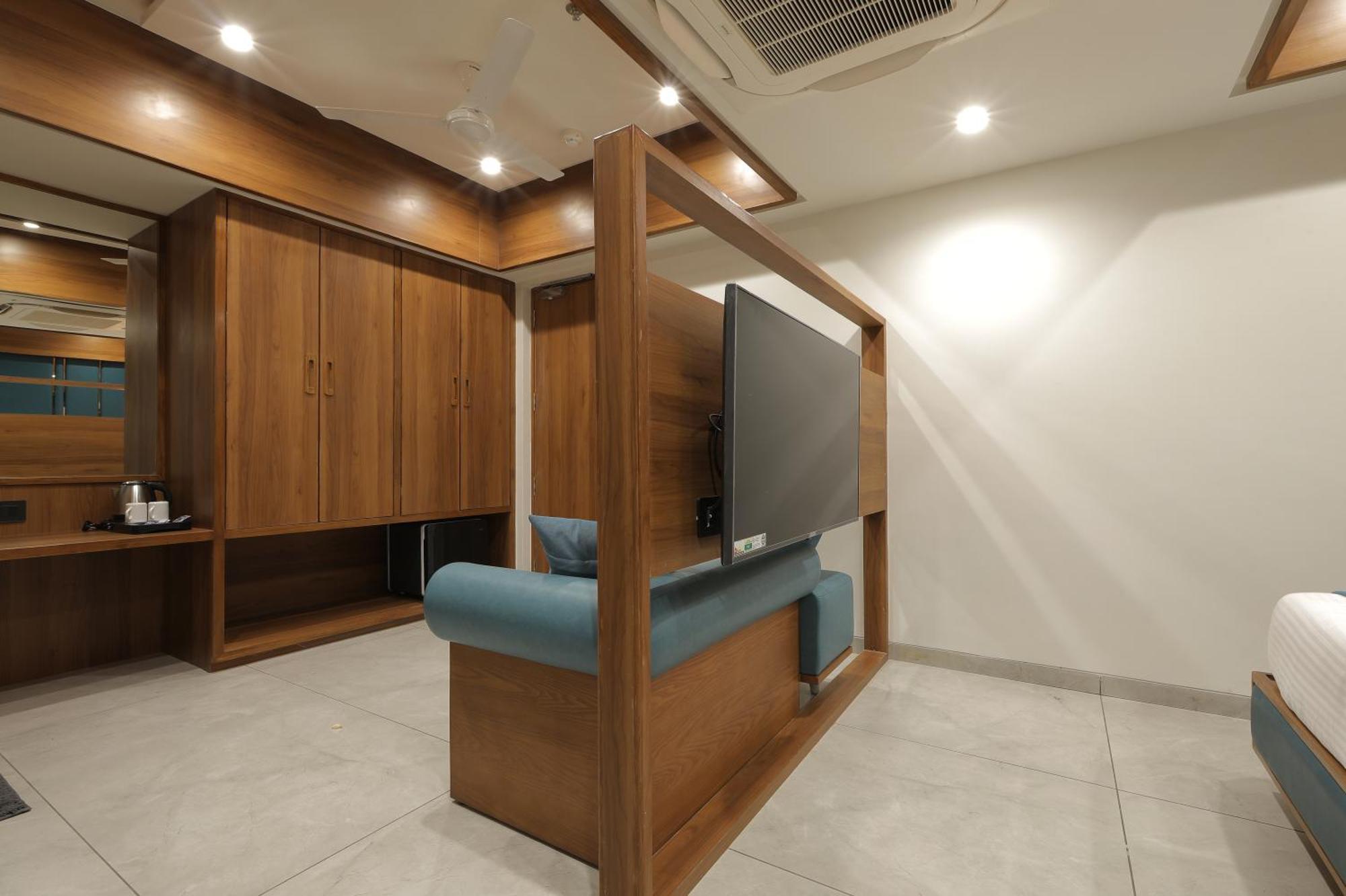 Plenteous Hotel Ahmedabad