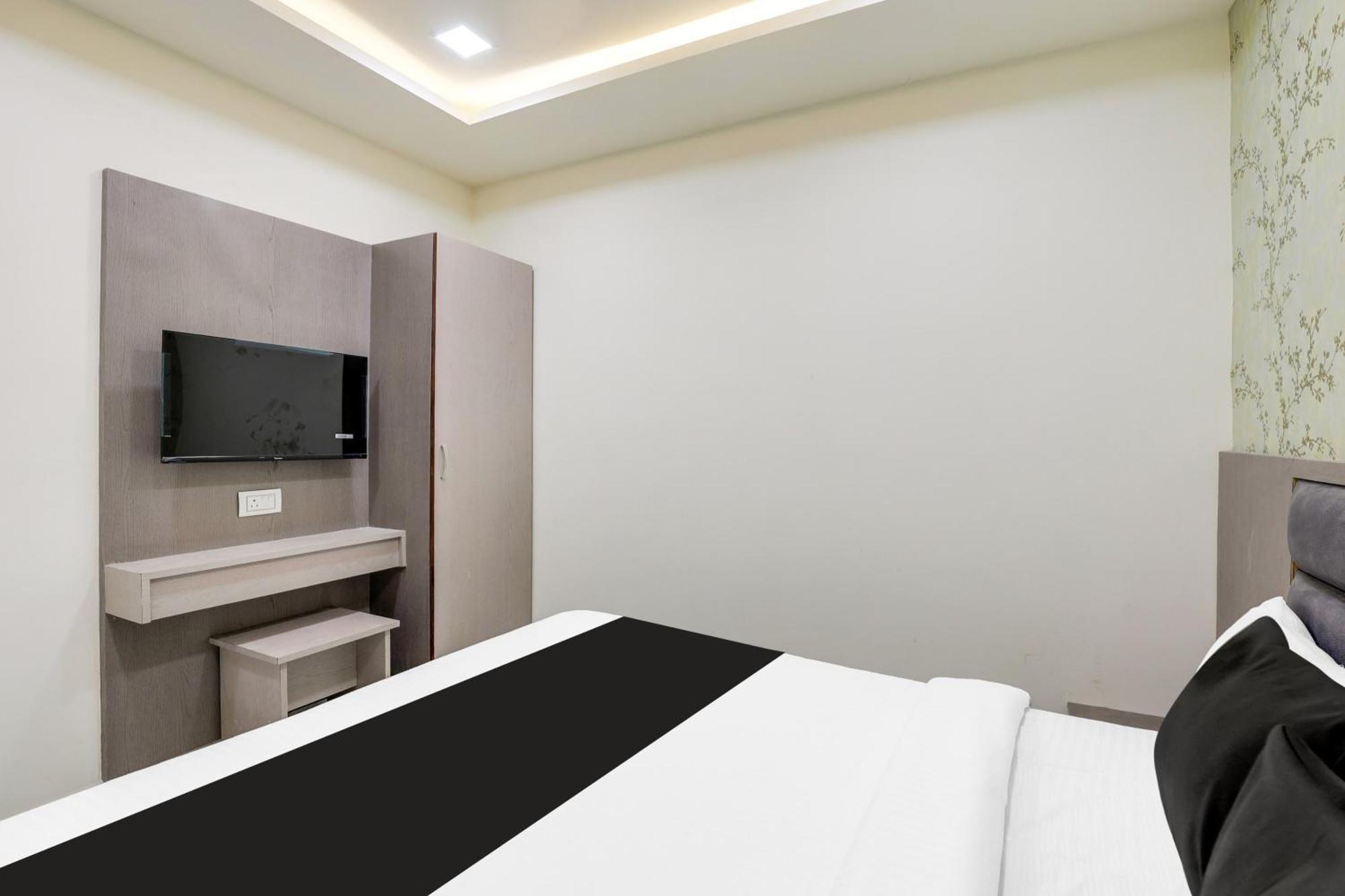 Hotel O Neek Palace Ahmedabad
