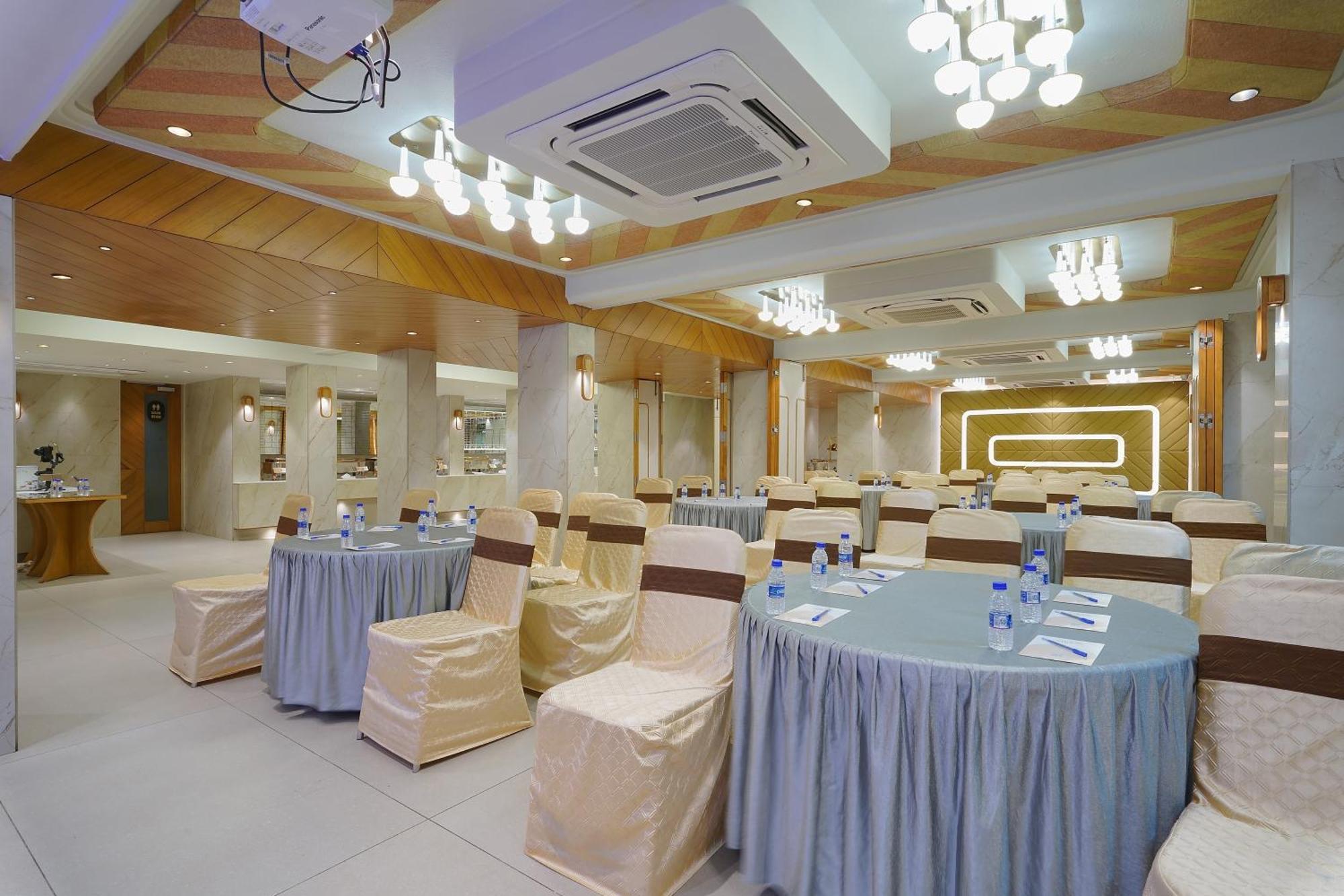 Hotel Artilla Ahmedabad