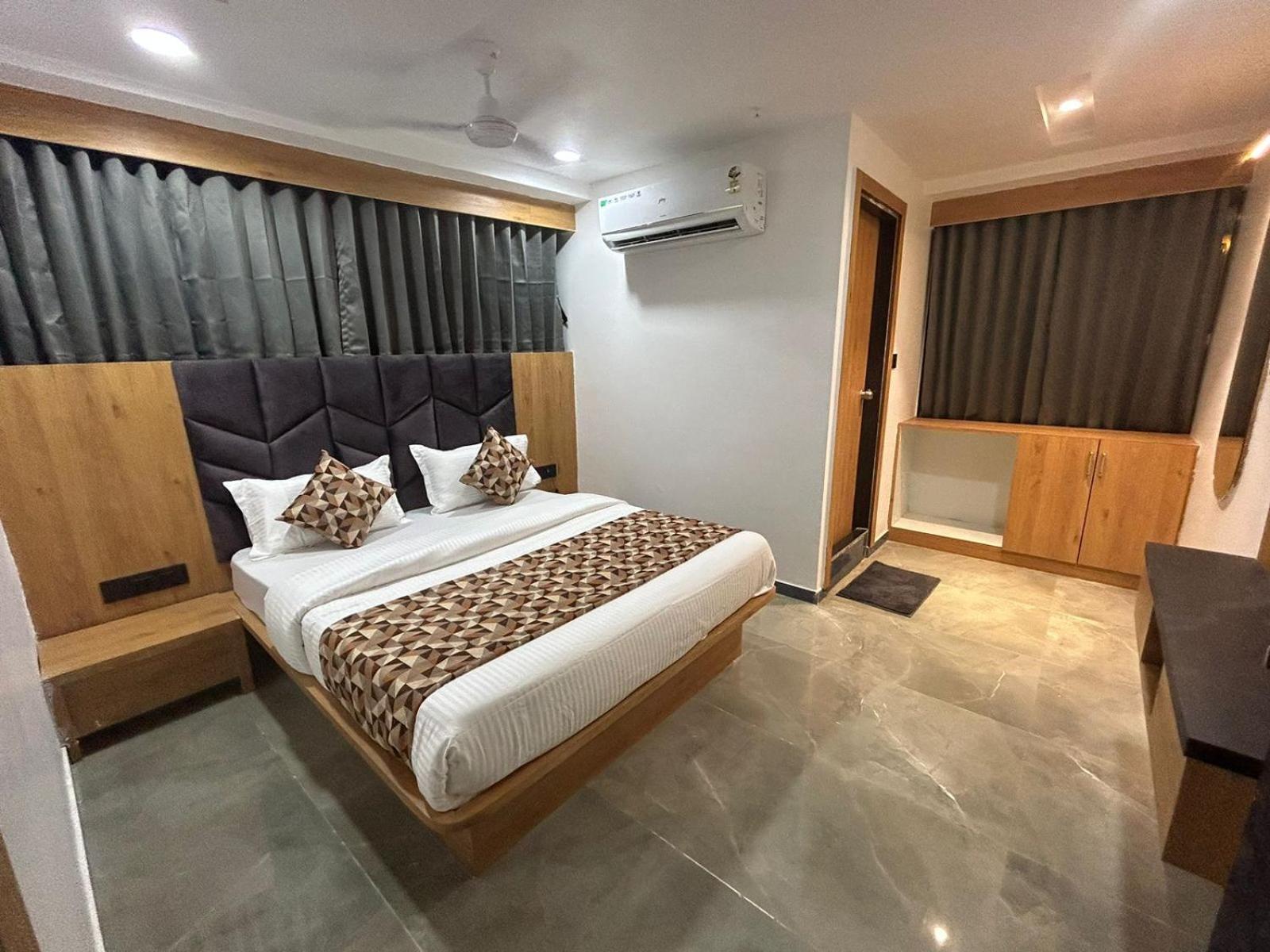 Hotel M Grand Ahmedabad