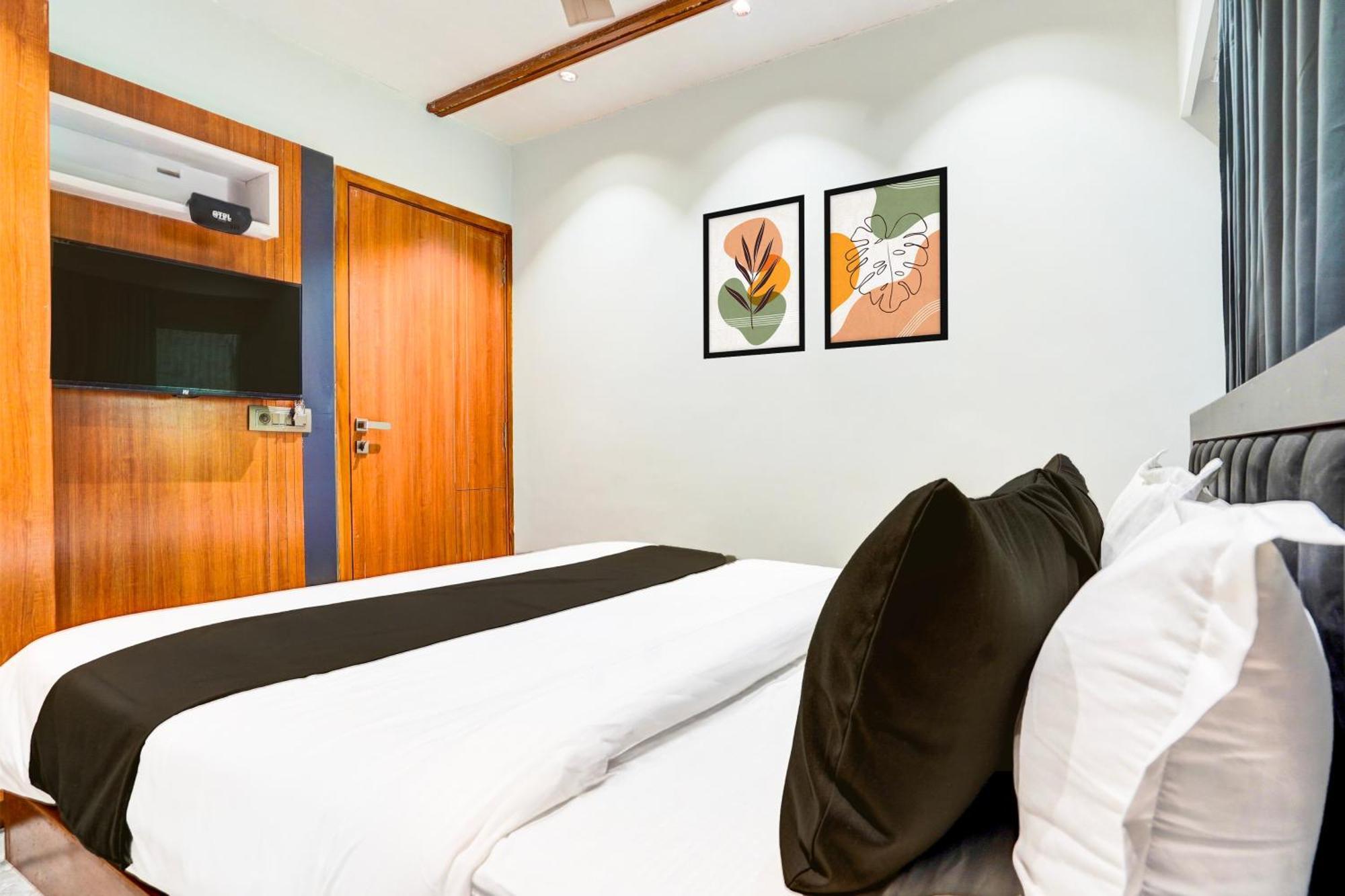 Collection O Relax Hotel