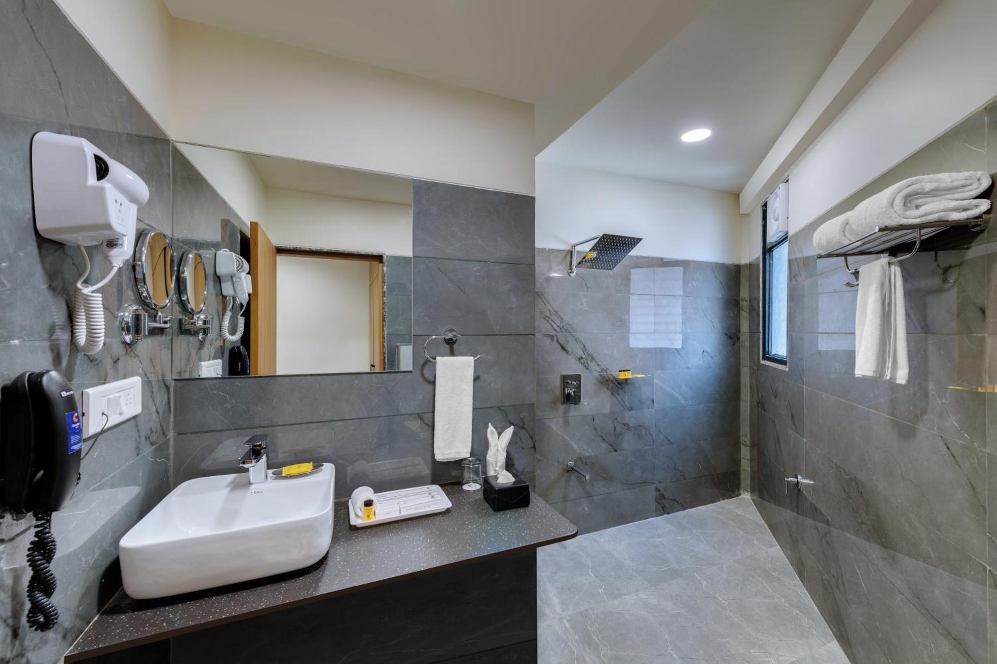 Hotel Comfort Sapphire Chandkheda, 3*