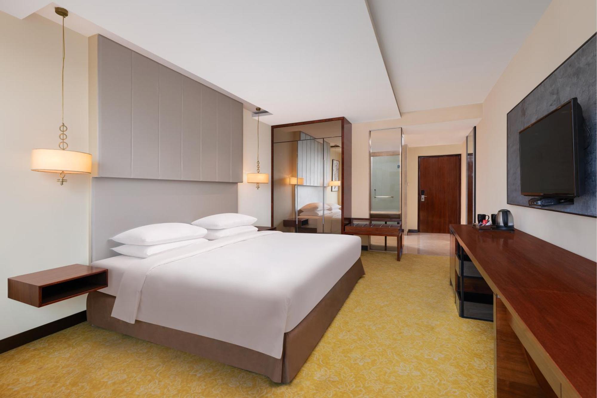 Renaissance Hotel 5*