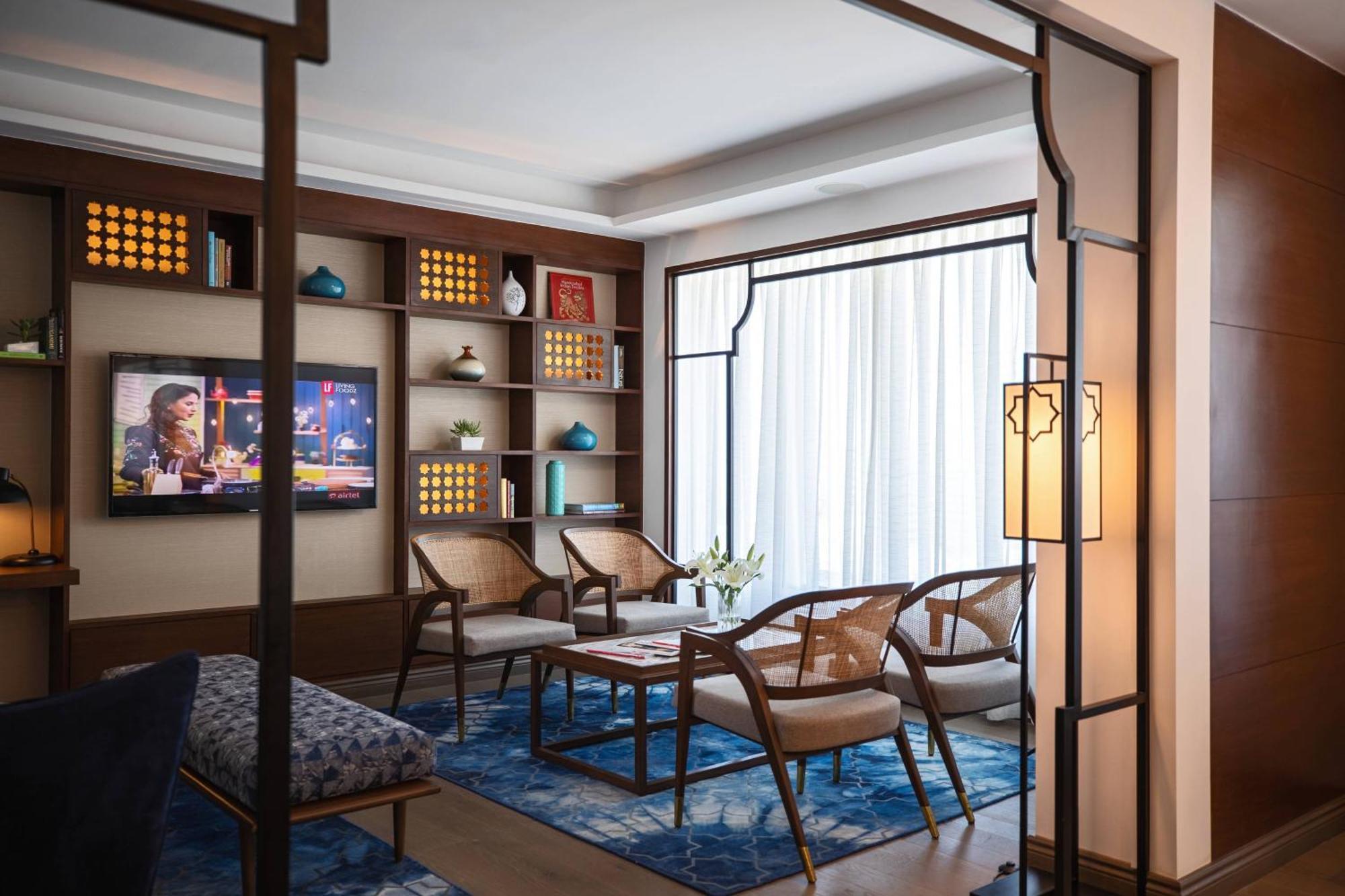Renaissance Hotel 5*