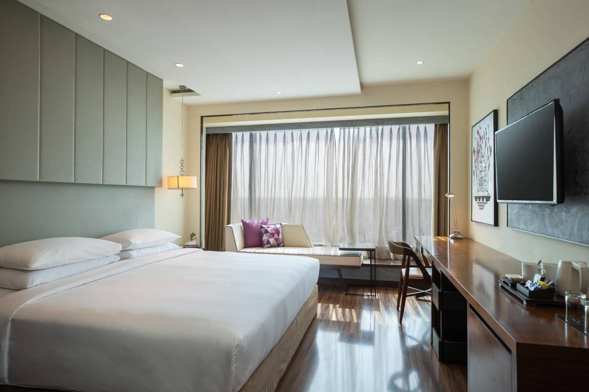 Renaissance Hotel 5*