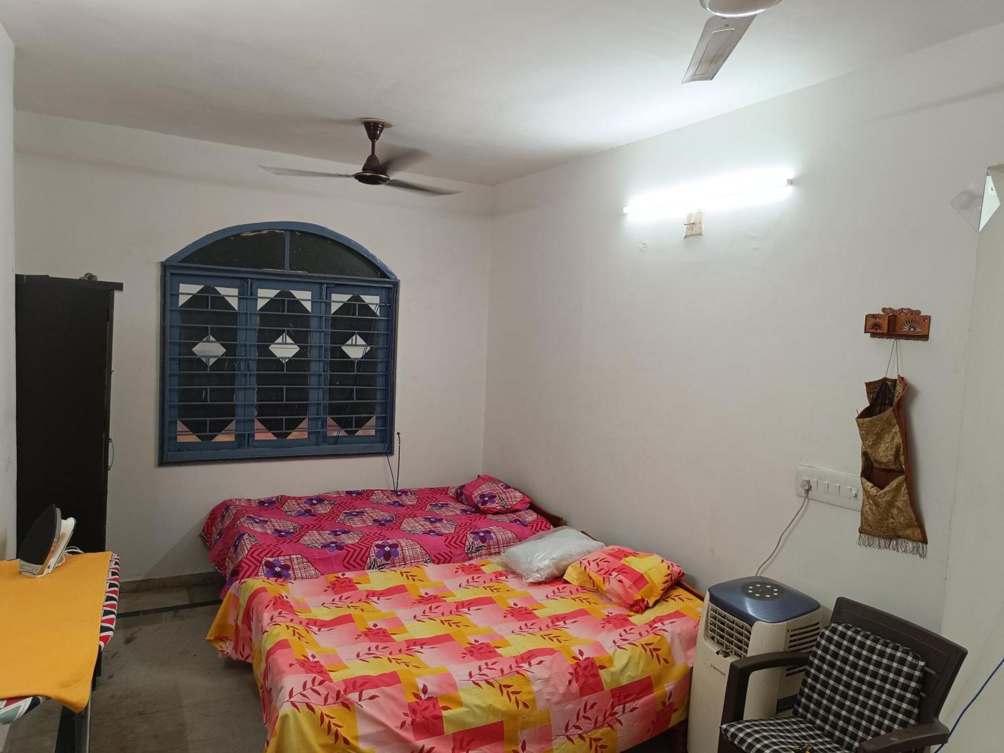 Hostel Chintamani Siddhi Chakra Apartment, Bed Spaces For Cold Play Ahmedabad