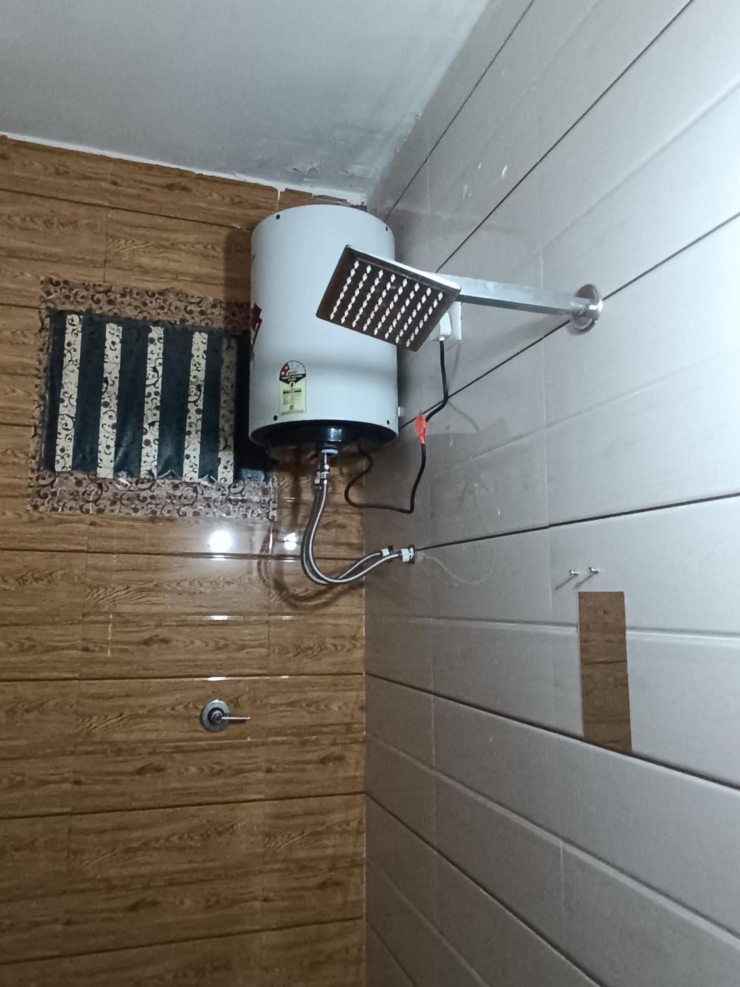 Chintamani Siddhi Chakra Apartment, Bed Spaces For Cold Play * Ahmedabad