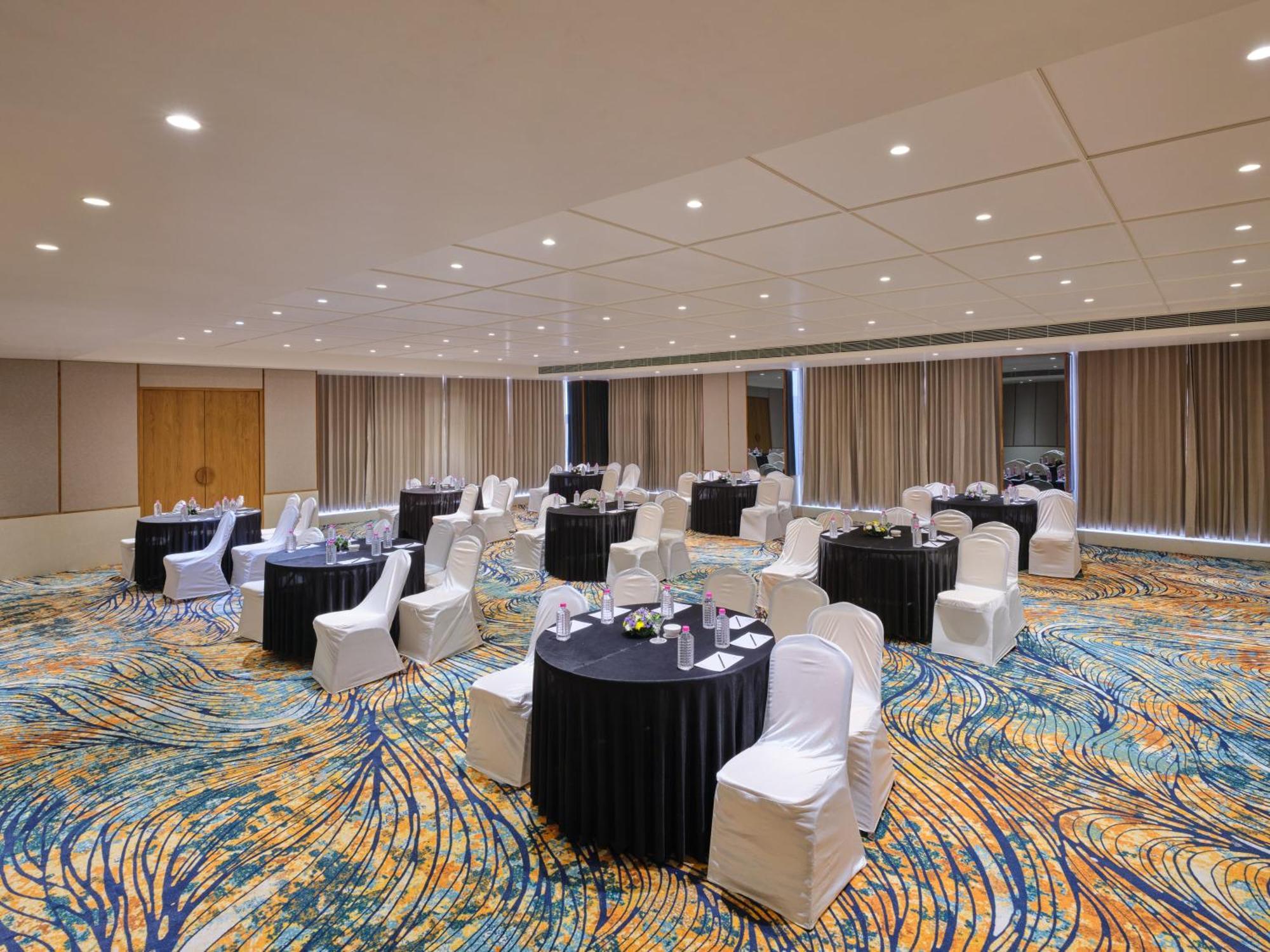 Biznotel By Pride Motera Hotel 4*