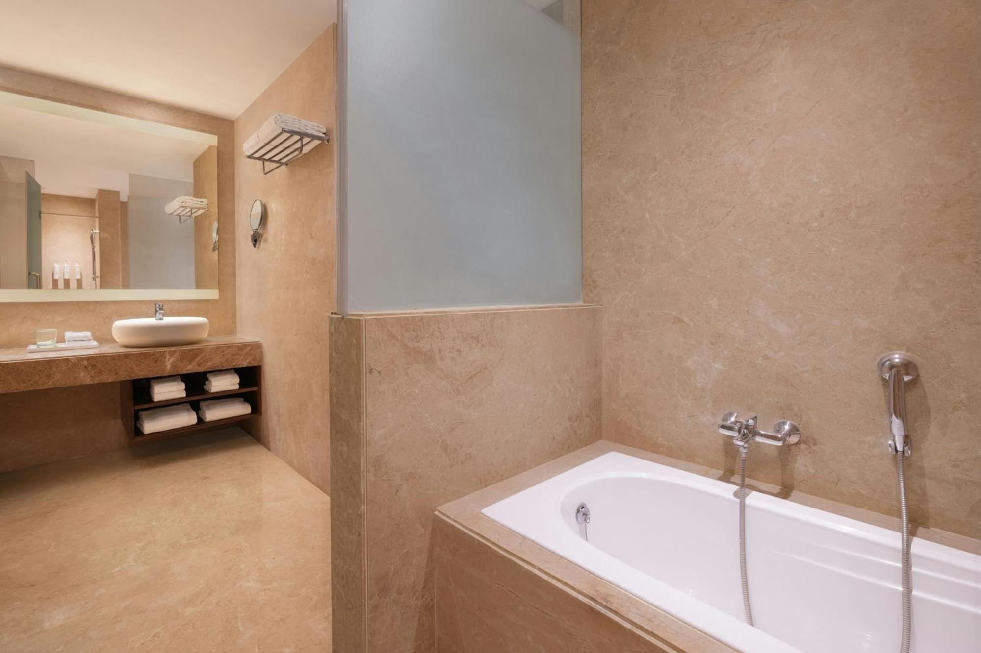 Renaissance Hotel 5*