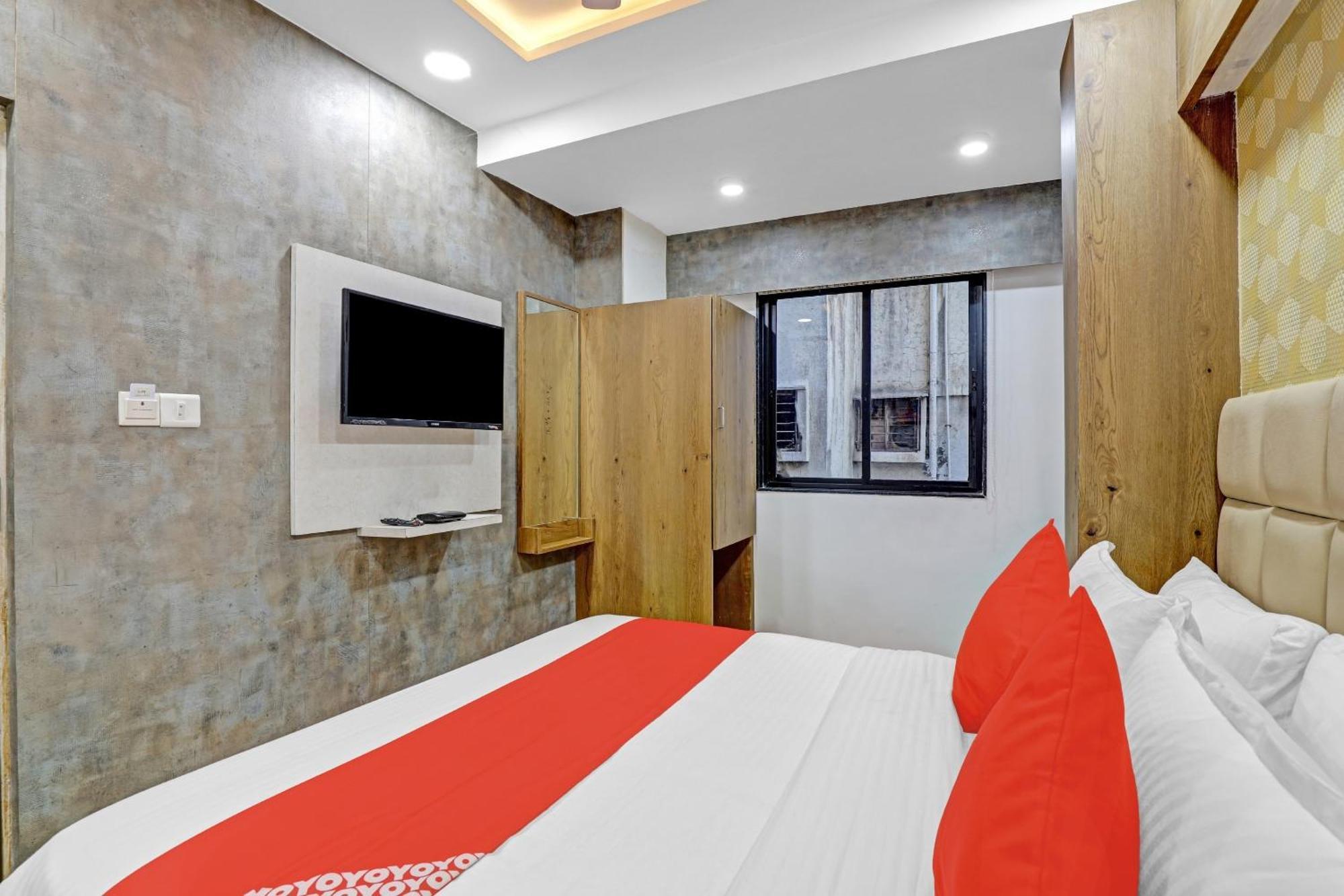Hotel O R S Palace Ahmedabad