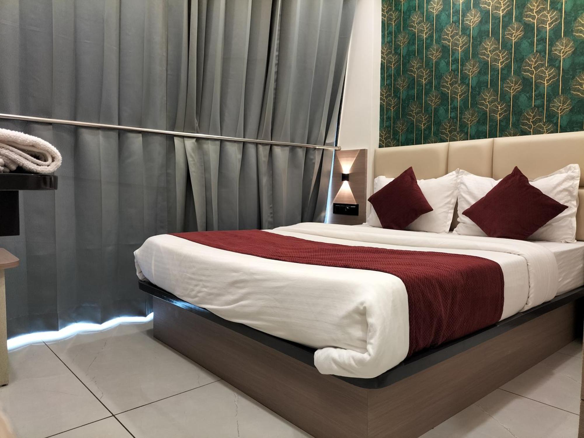 Paris Plaza Hotel 3*
