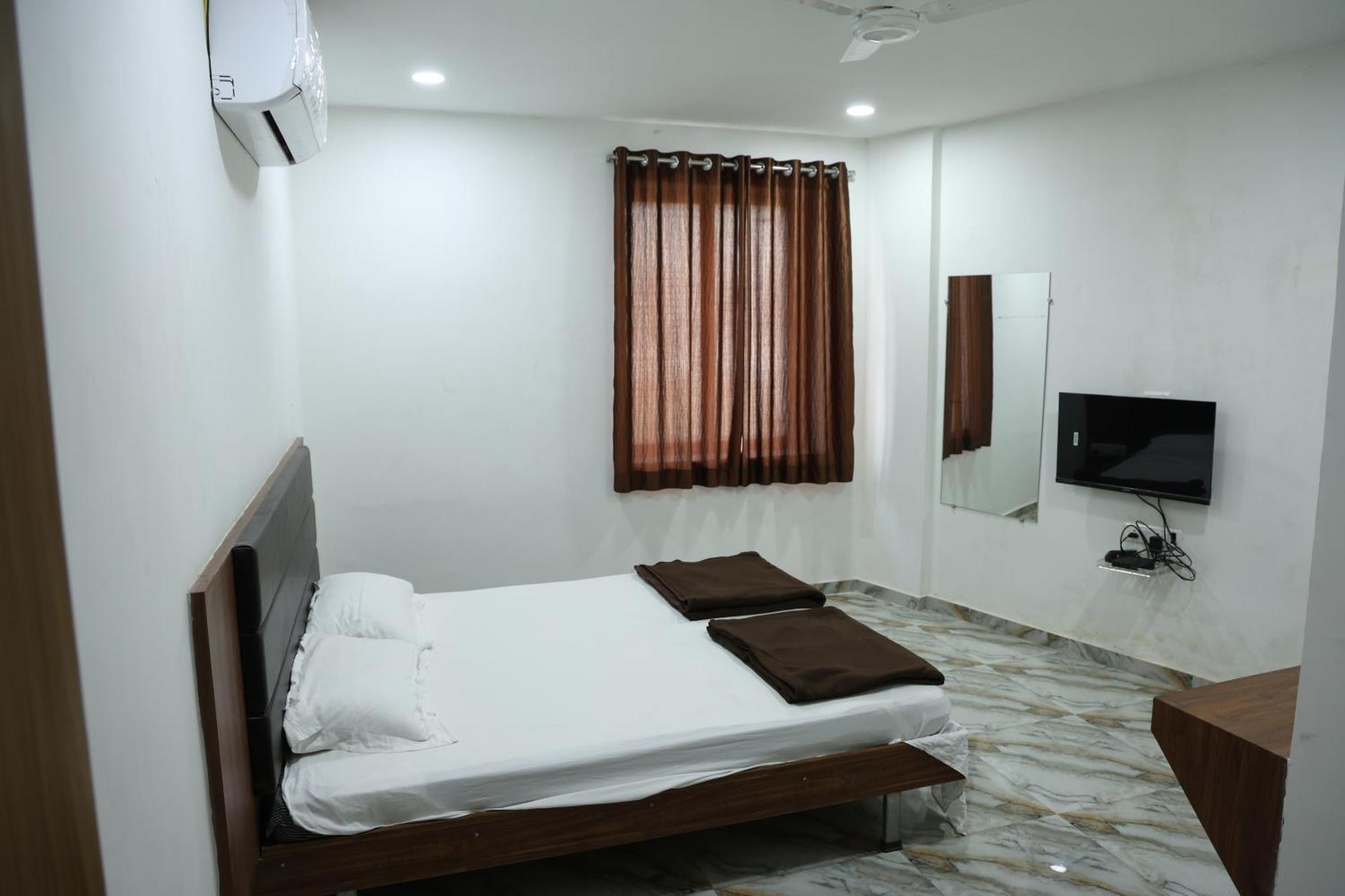 Aaram Kalupur Hotel *