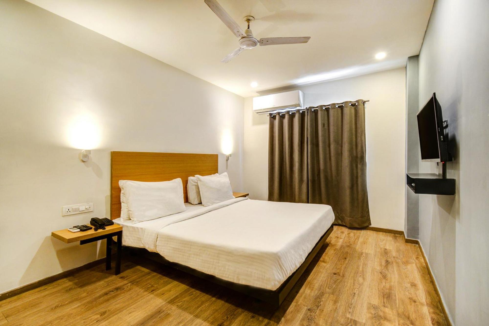 Neelkanth Hotel 3*