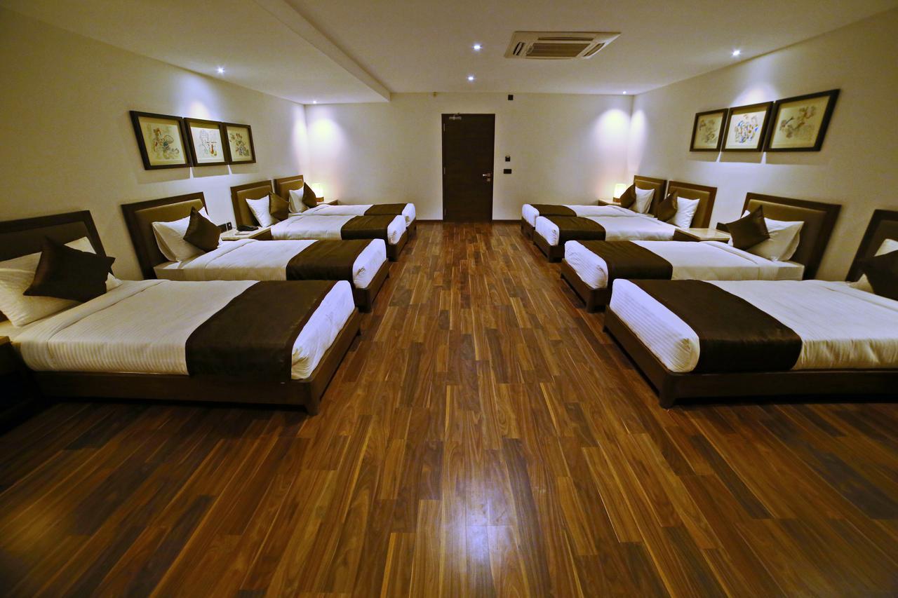 Five Petals & Banquets Hotel 3*