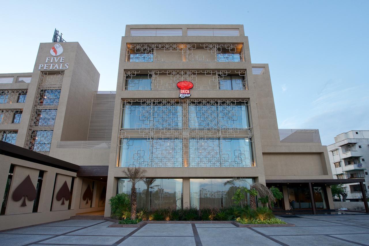 Hotel Five Petals & Banquets 3*