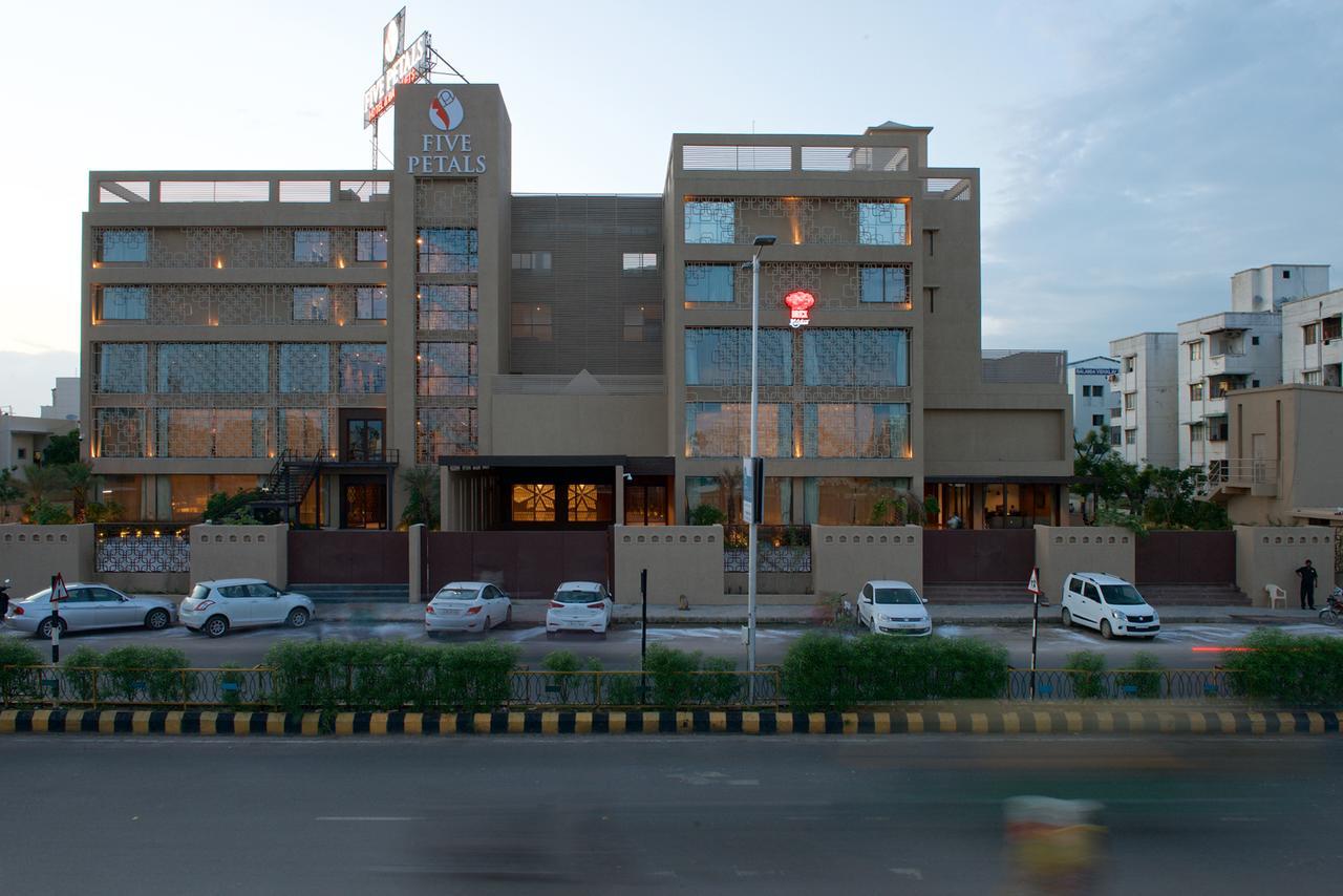 Five Petals & Banquets Hotel