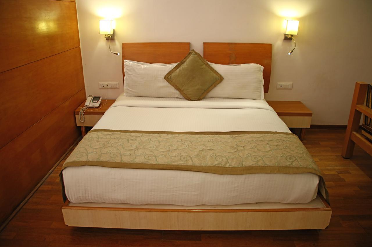 Fabhotel Rock Regency Hotel